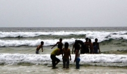 Nghi vấn mẹ lôi 2 con xuống biển, ép chết: “Không có chuyện mẹ ép hai con tự tử”